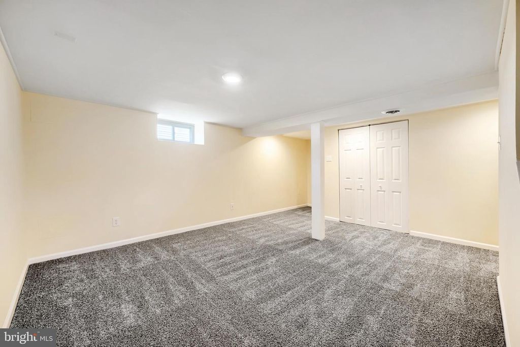 Image 14 of property listing at 327 WYE RD, Baltimore, MD 21221
