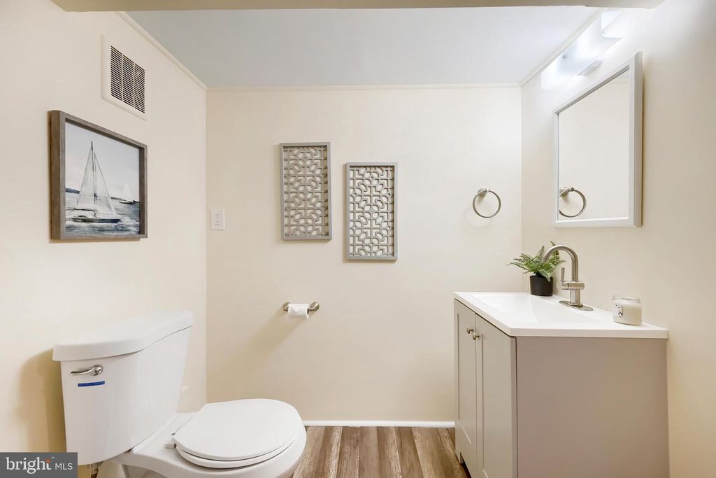Image 16 of property listing at 327 WYE RD, Baltimore, MD 21221