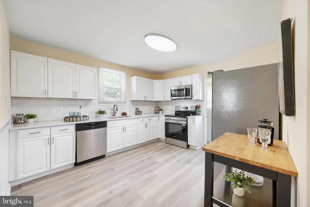 Image 5 of property listing at 327 WYE RD, Baltimore, MD 21221