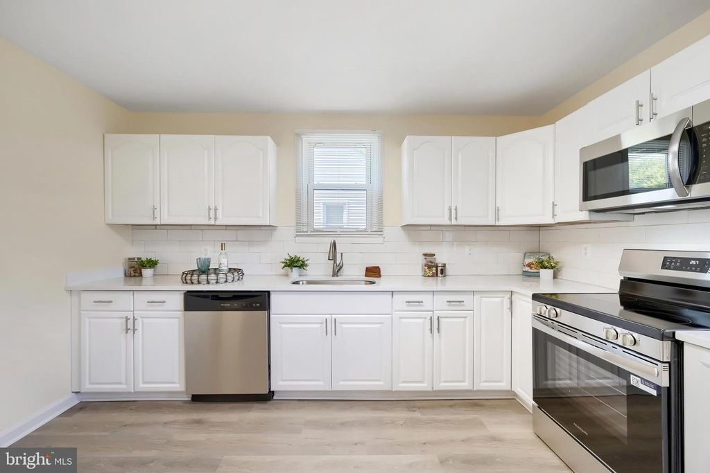 Image 6 of property listing at 327 WYE RD, Baltimore, MD 21221