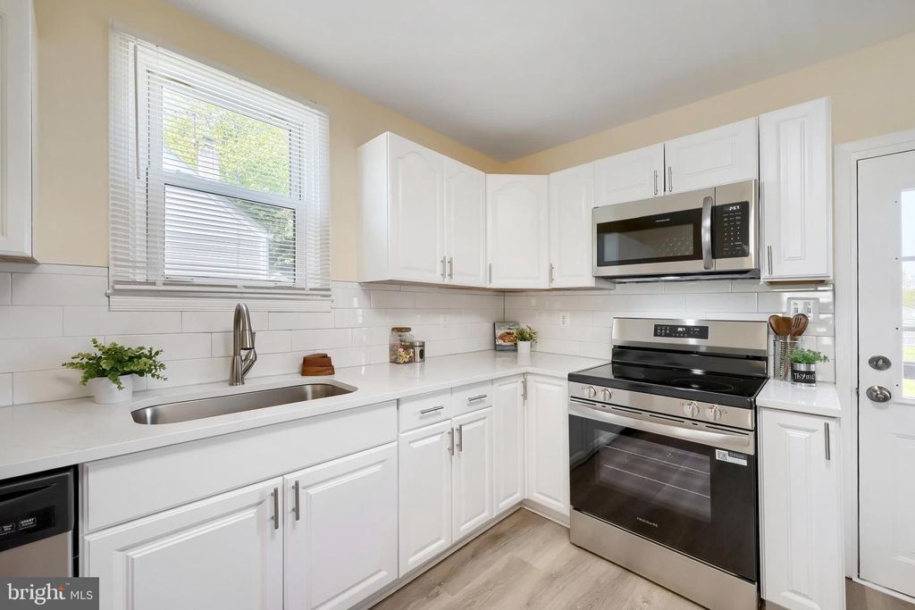 Image 7 of property listing at 327 WYE RD, Baltimore, MD 21221