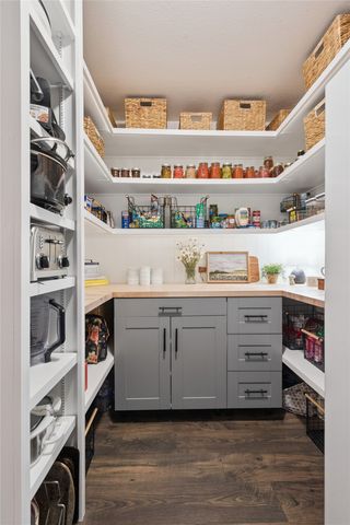 708 S Veverka Drive, Prairie City, IA 50228