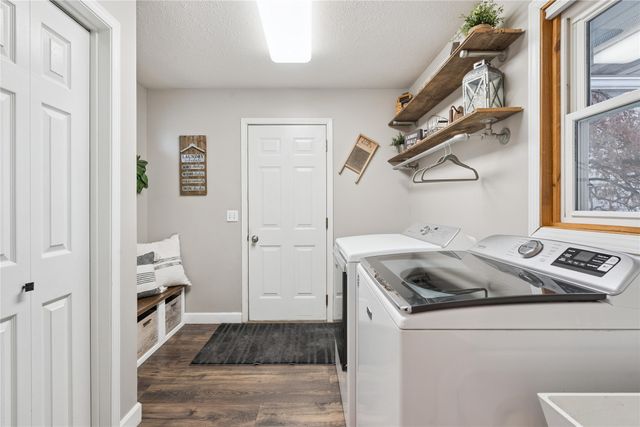 708 S Veverka Drive, Prairie City, IA 50228