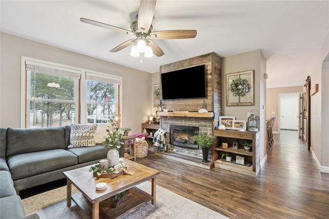 708 S Veverka Drive, Prairie City, IA 50228