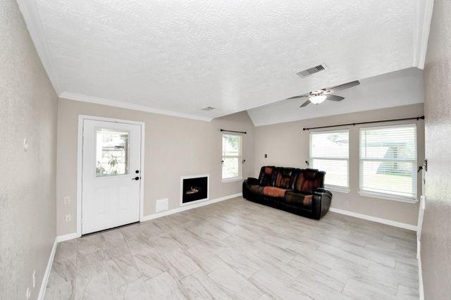343 Brompton Court, Highlands, TX 77562