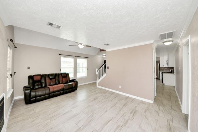 343 Brompton Court, Highlands, TX 77562