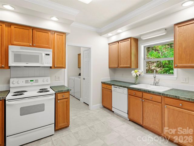 1 Hedgerose Court B, Asheville, NC 28805