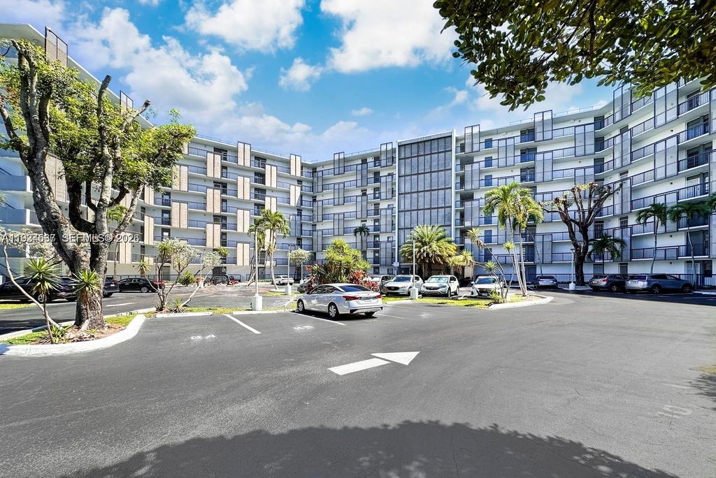 20500 W Country Club Dr 715, Aventura, FL 33180