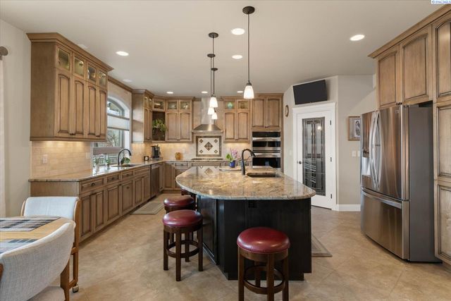 739 S Idaho Pl, Kennewick, WA 99336