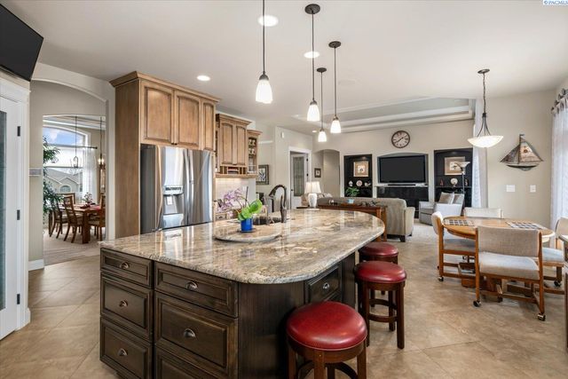 739 S Idaho Pl, Kennewick, WA 99336