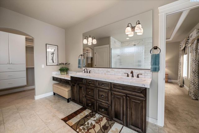 739 S Idaho Pl, Kennewick, WA 99336