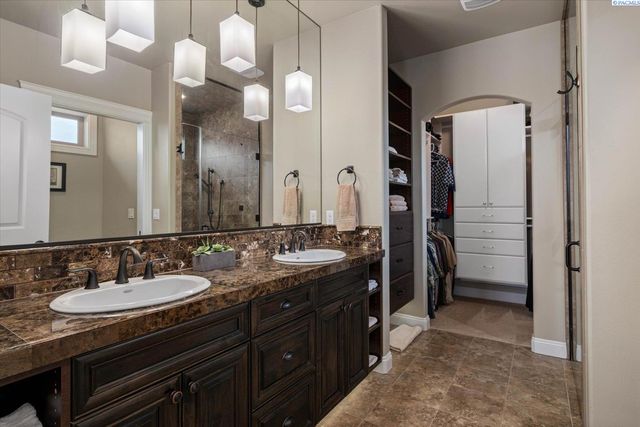 739 S Idaho Pl, Kennewick, WA 99336