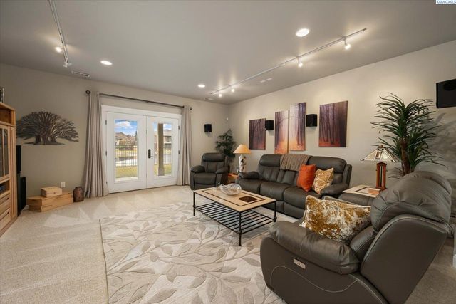 739 S Idaho Pl, Kennewick, WA 99336