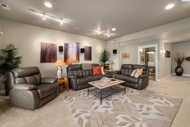 739 S Idaho Pl, Kennewick, WA 99336