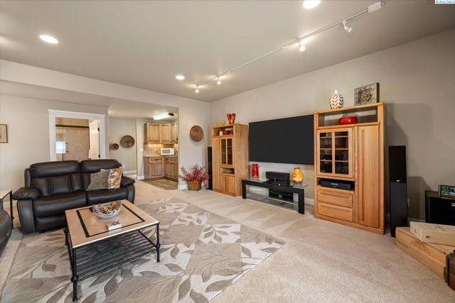 739 S Idaho Pl, Kennewick, WA 99336