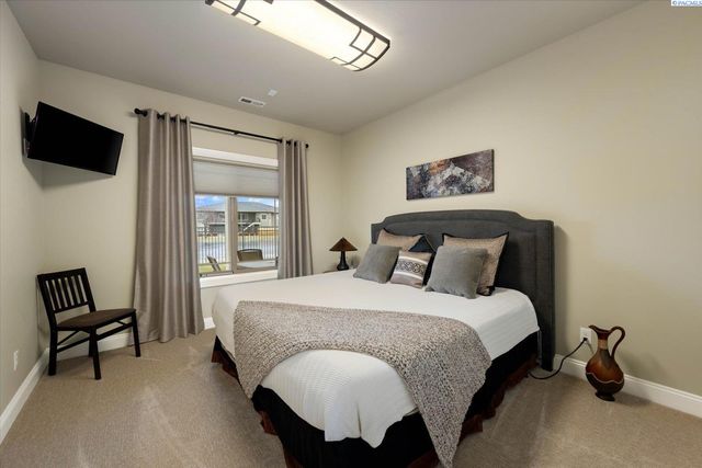 739 S Idaho Pl, Kennewick, WA 99336