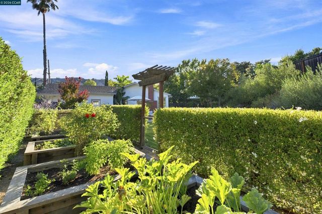 1422 Novato Ct, Walnut Creek, CA 94597