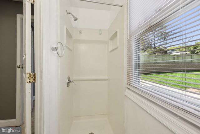 5824 FIFER DR, Alexandria, VA 22303