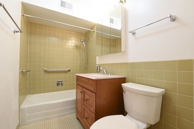 1333 W TOUHY Avenue 301, Park Ridge, IL 60068