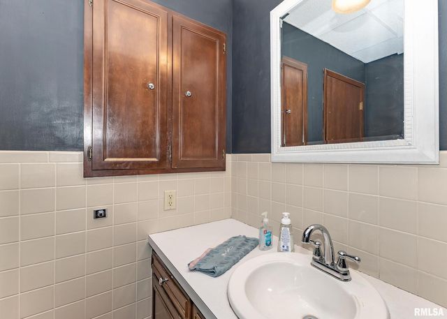 111 N WEST Street, Cambridge, IL 61238