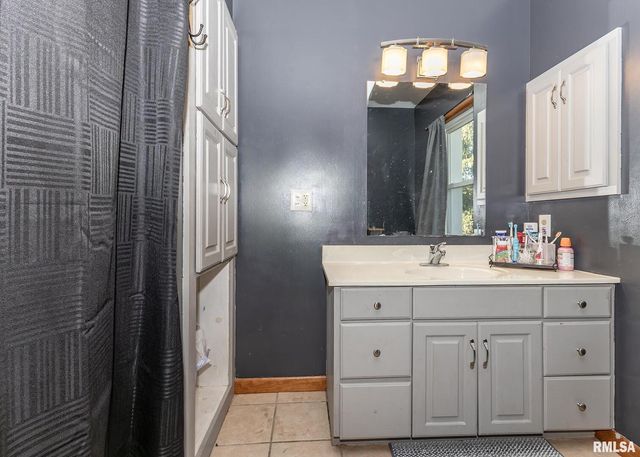 111 N WEST Street, Cambridge, IL 61238