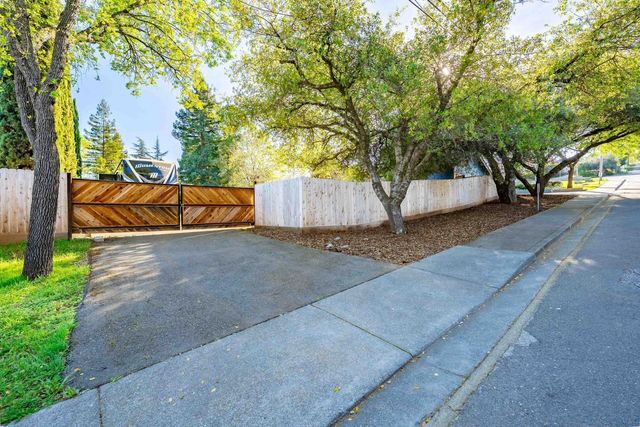 280 Hidden Creek Dr, Auburn, CA 95603