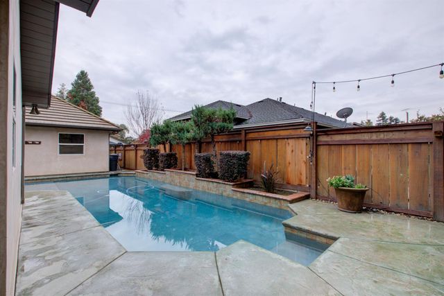 2250 Castleview Dr, Turlock, CA 95382