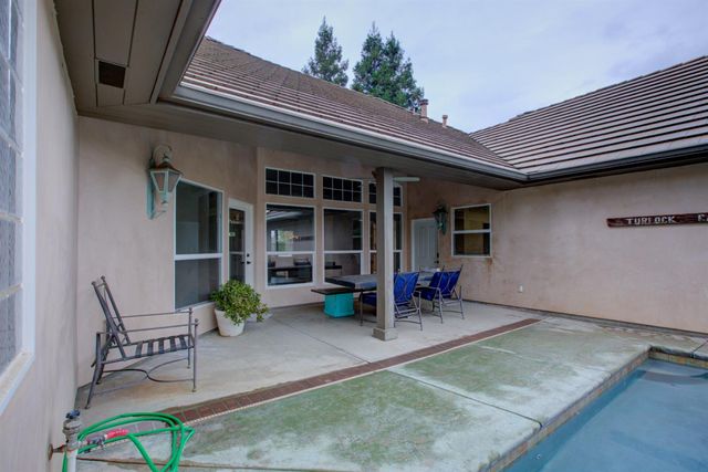 2250 Castleview Dr, Turlock, CA 95382