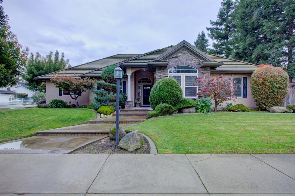 2250 Castleview Dr, Turlock, CA 95382