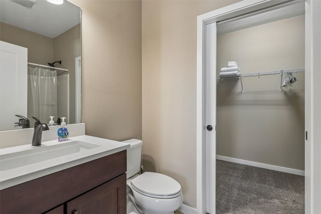 228 E Center Street, Des Moines, IA 50309