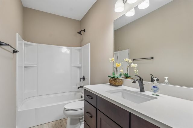 228 E Center Street, Des Moines, IA 50309