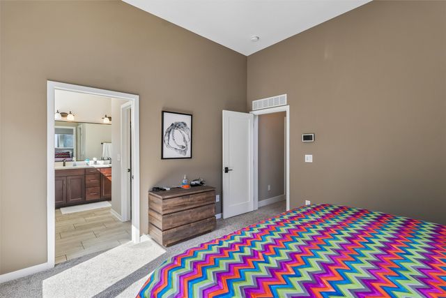 228 E Center Street, Des Moines, IA 50309