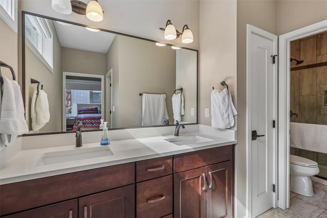 228 E Center Street, Des Moines, IA 50309