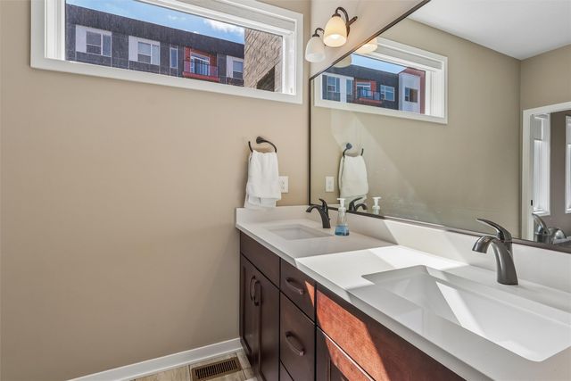 228 E Center Street, Des Moines, IA 50309