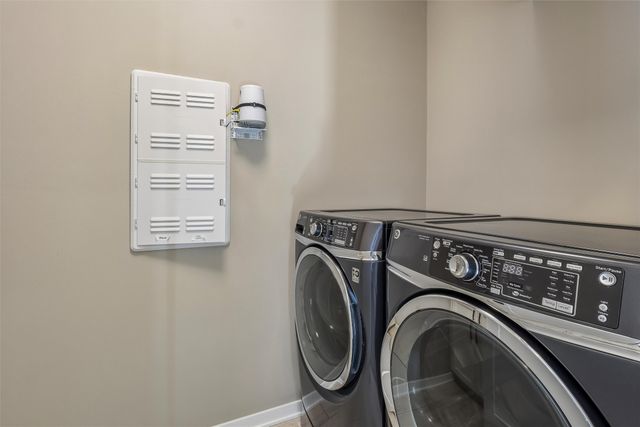 228 E Center Street, Des Moines, IA 50309