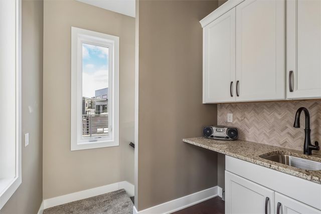 228 E Center Street, Des Moines, IA 50309