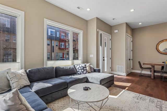 228 E Center Street, Des Moines, IA 50309