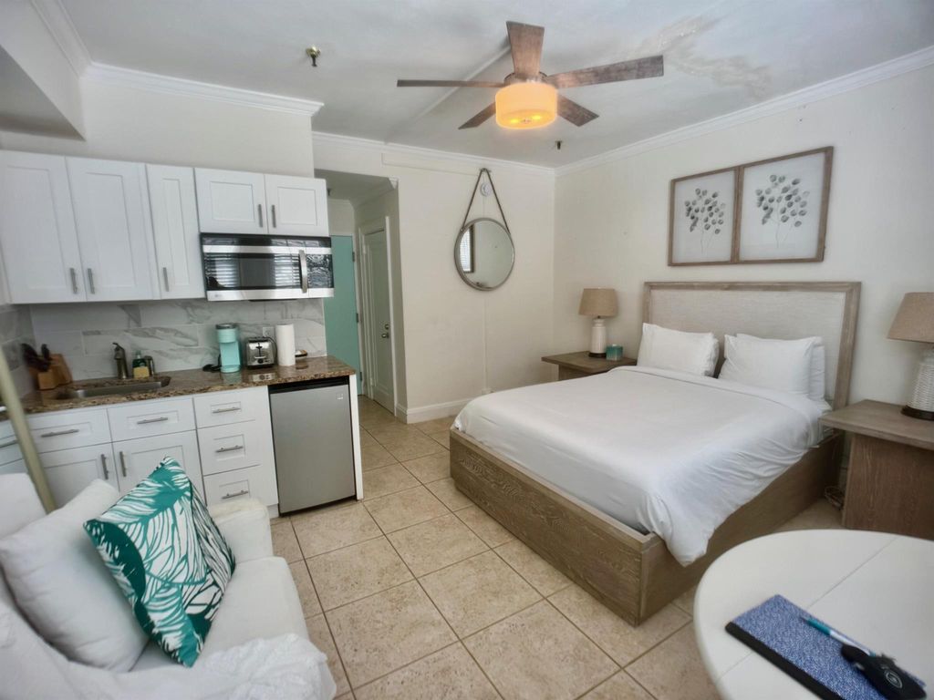 Image 10 of property listing at 235 Sunrise Avenue 2008, Palm Beach, FL 33480