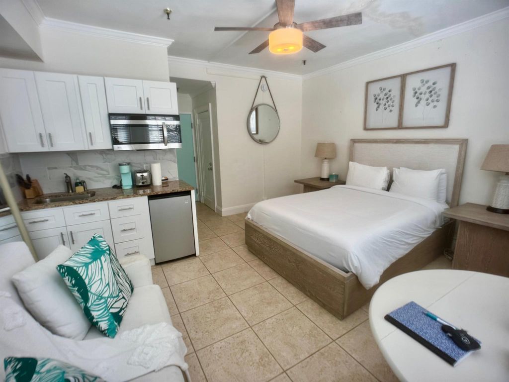 Image 11 of property listing at 235 Sunrise Avenue 2008, Palm Beach, FL 33480