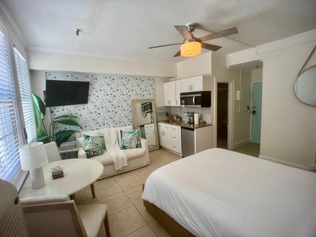 Image 12 of property listing at 235 Sunrise Avenue 2008, Palm Beach, FL 33480