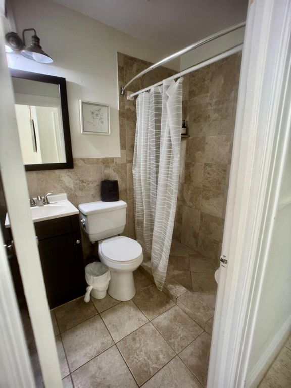 Image 13 of property listing at 235 Sunrise Avenue 2008, Palm Beach, FL 33480