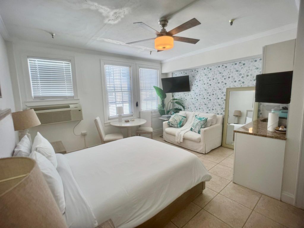 Image 14 of property listing at 235 Sunrise Avenue 2008, Palm Beach, FL 33480