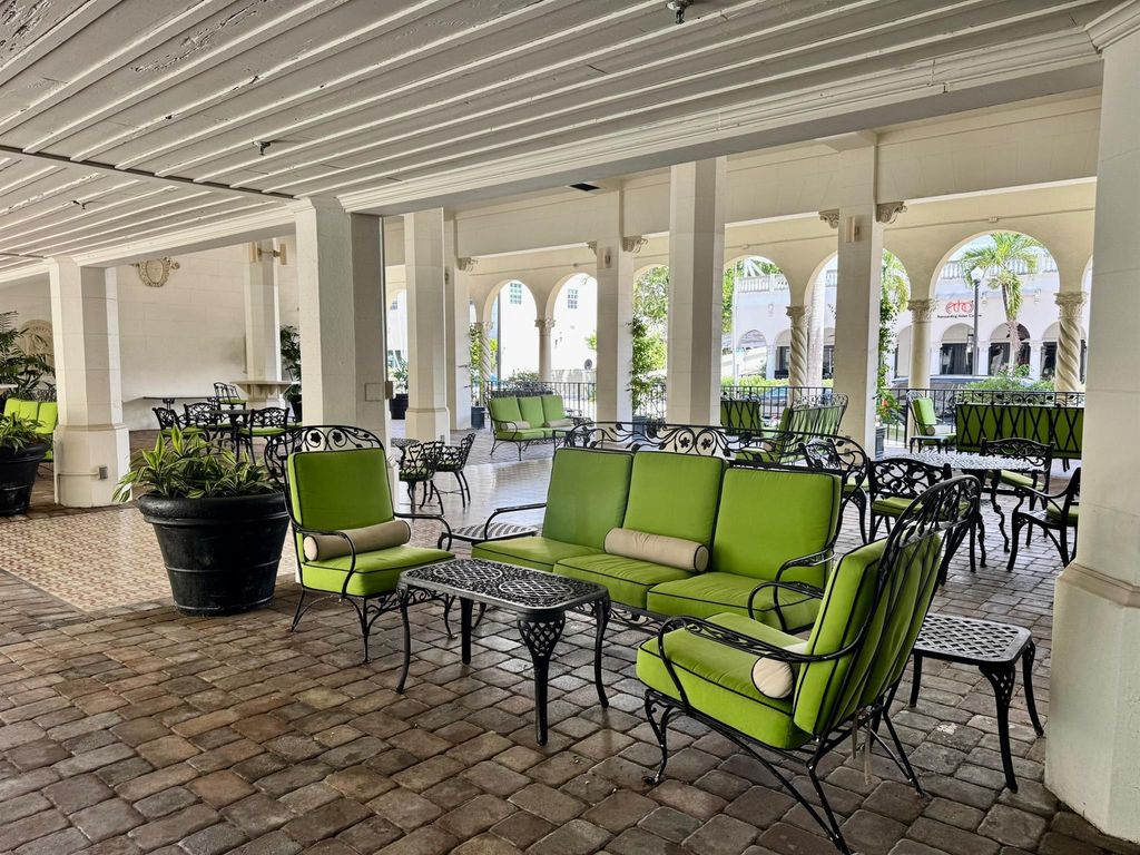 Image 15 of property listing at 235 Sunrise Avenue 2008, Palm Beach, FL 33480
