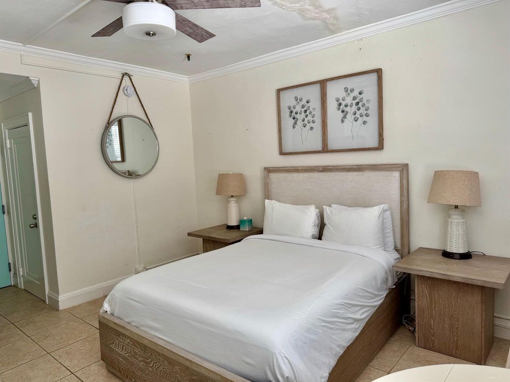 Image 7 of property listing at 235 Sunrise Avenue 2008, Palm Beach, FL 33480