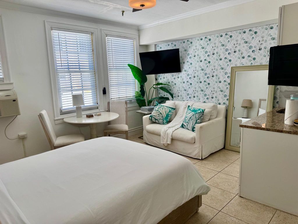 Image 8 of property listing at 235 Sunrise Avenue 2008, Palm Beach, FL 33480