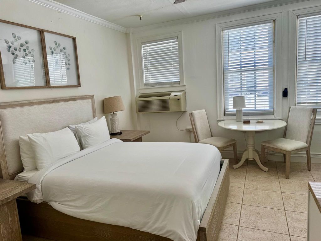 Image 9 of property listing at 235 Sunrise Avenue 2008, Palm Beach, FL 33480