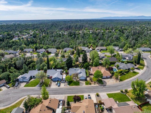 2752 Summerbreeze Place, Redding, CA 96001