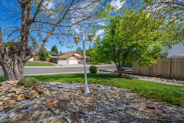 2752 Summerbreeze Place, Redding, CA 96001