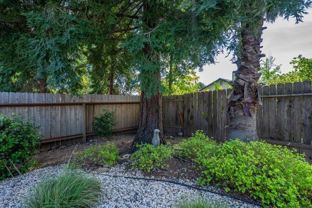 2752 Summerbreeze Place, Redding, CA 96001