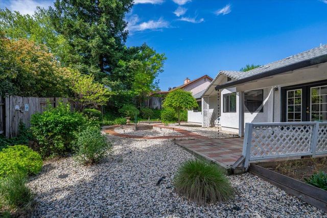 2752 Summerbreeze Place, Redding, CA 96001
